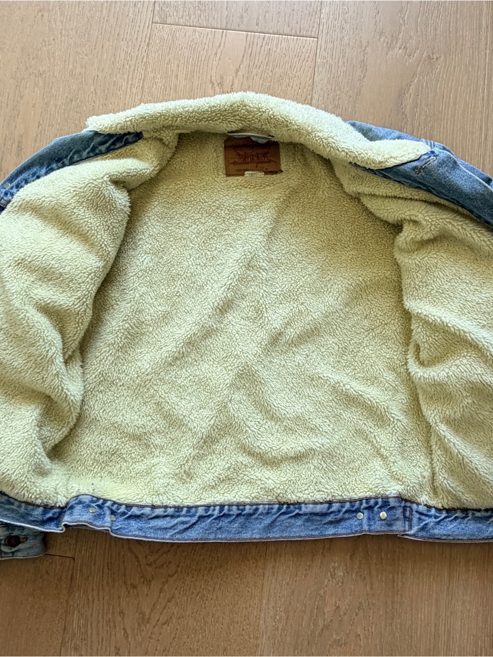 Levi’s Vintage Lagunita’s classic fleece-lined oversized denim jacket - Picture 4 of 7
